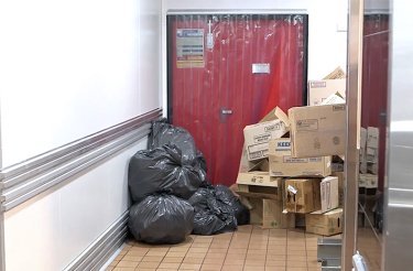 Irrallista jätettä ravintolan takaoven luona