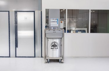 Teräksinen jätepuristin taustatiloissa